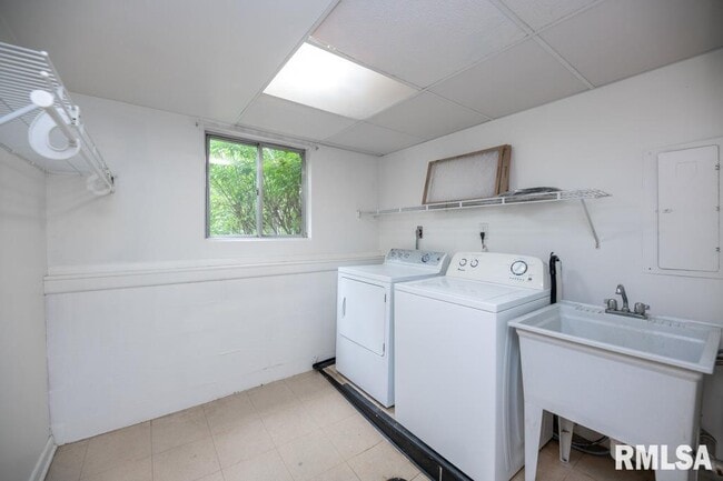 Building Photo - 9019 N Locust Ln