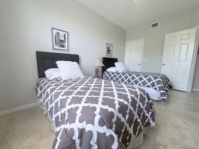 Building Photo - 2080 Greenview Shores Blvd