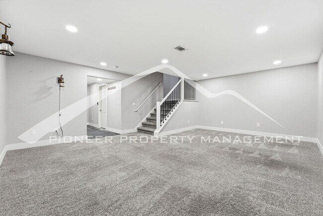 Building Photo - Spacious Townhouse with Washer/Dryer and Central AC