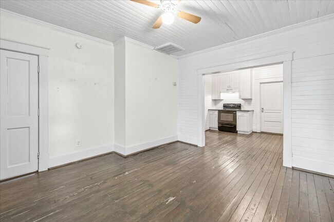 Building Photo - Savannah Eastside Home | 2 Bed 1 Bath | Remodeled Kitchen | In-Unit W/D | Private Driveway
