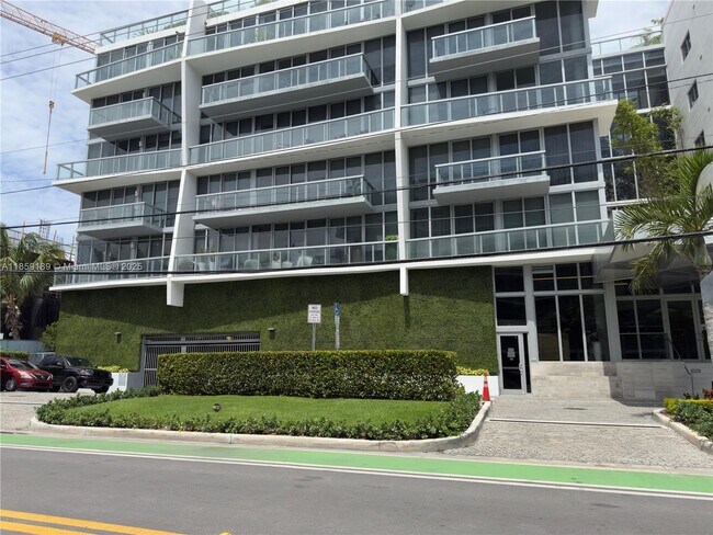 Building Photo - 9940 W Bay Harbor Dr