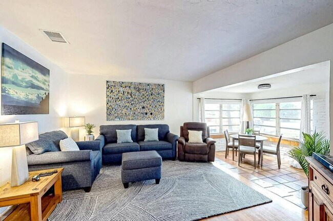 Building Photo - 3 bedroom in Hollywood FL 33020