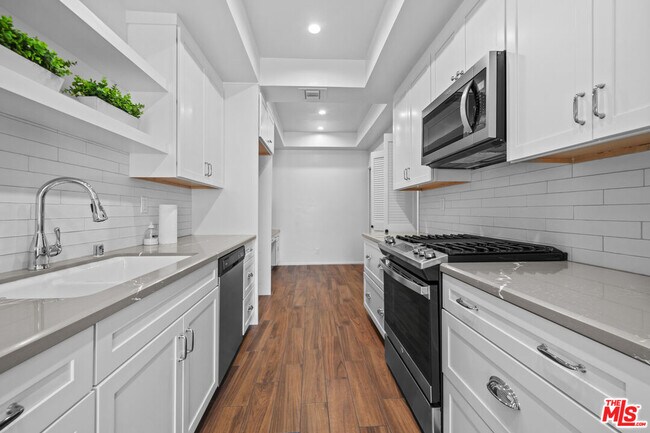 Building Photo - 1167 S Roxbury Dr