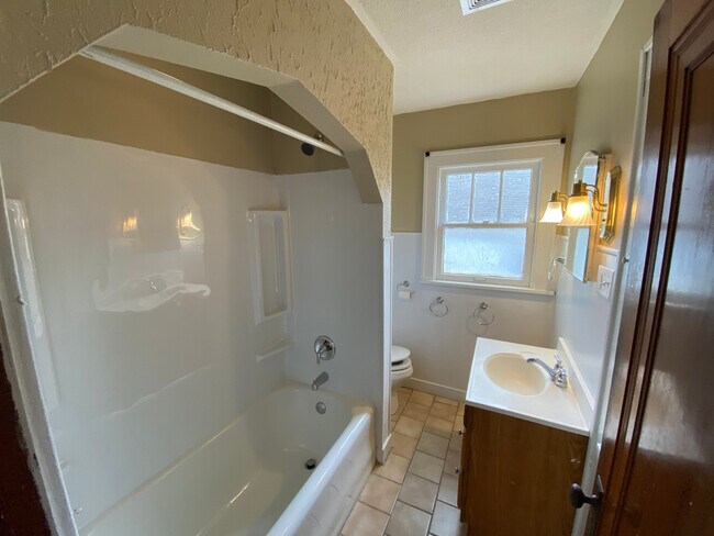 Building Photo - Two Bedroom Home on Marland Heights