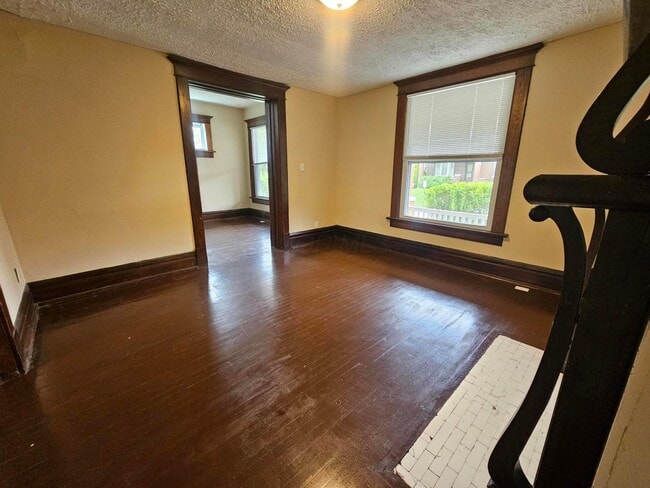 Building Photo - 831 Linwood Ave