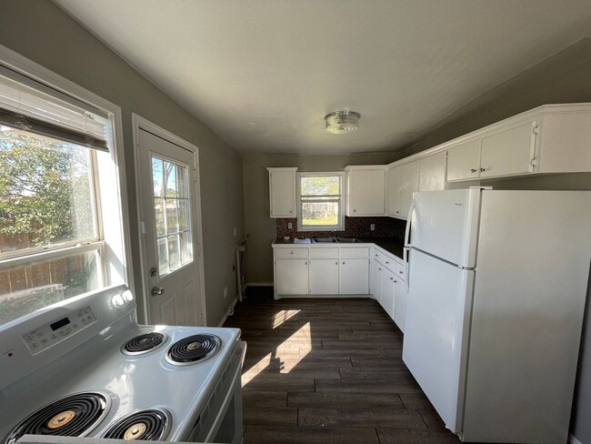 Building Photo - Super cute 2 bedroom in North Lubbock