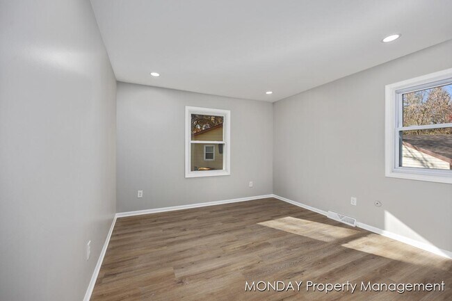 Building Photo - 945-947 Lancashire Ct SE