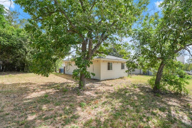 Building Photo - 11702 Oak Trail