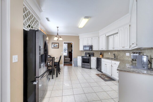Building Photo - 3200 Mayflower Ln