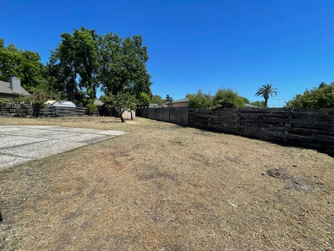 Building Photo - 2530 Tamarisk Dr