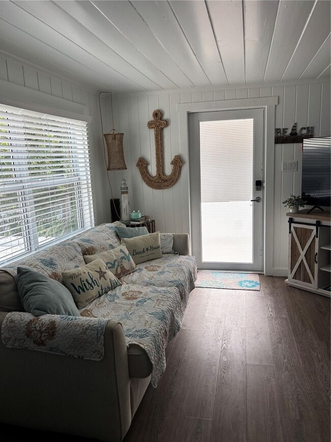 Building Photo - 124 S Bay Harbor Dr