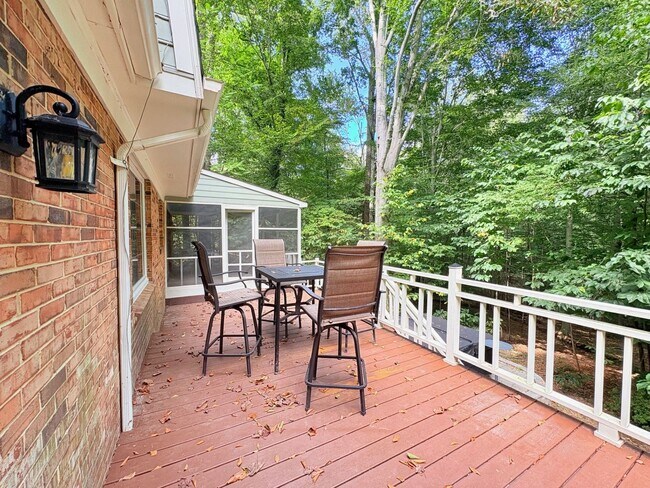 Building Photo - Spacious Colonial in Queens Lake