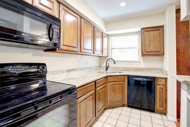 Building Photo - 1304 Harwell Dr