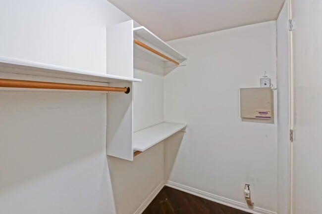 Building Photo - Remodeled Corner 3+2 Unit with Luxury Finishes Near Century City & Westwood