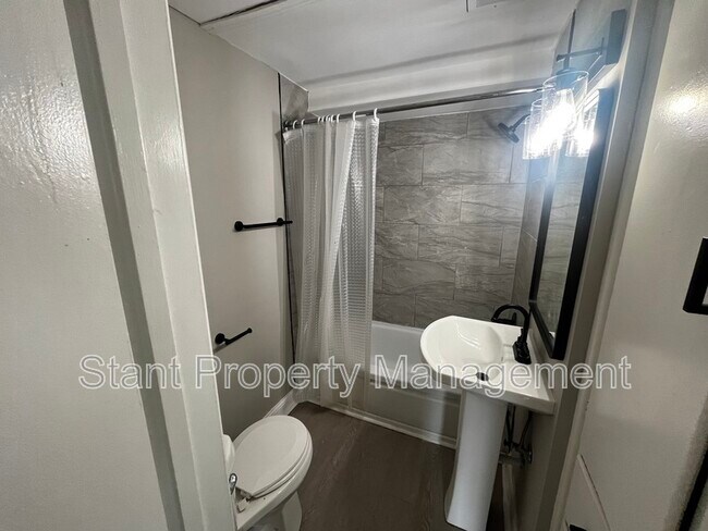 Building Photo - 20 W Park St