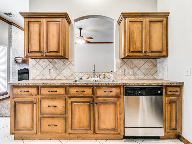 Building Photo - 15609 Traditions Dr