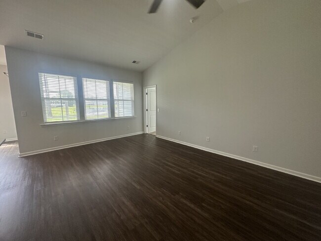 Building Photo - Three Bedroom Home with Large Loft in Heartstone Lakes!