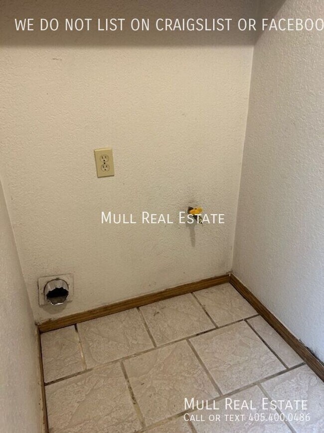 Building Photo - 2824 Silvertree Dr