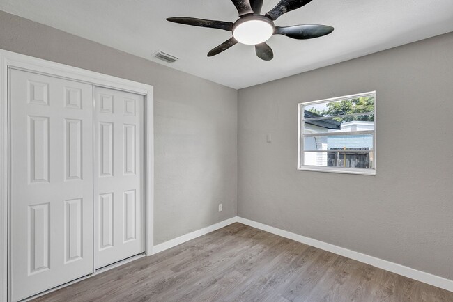 Building Photo - Charming 3-Bedroom Home with Spacious Yard & Enclosed Porch in Frostproof