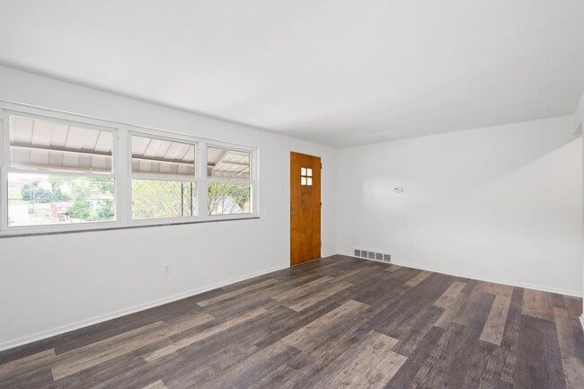 Building Photo - AVAILABLE AUGUST 1ST! DON'T MISS THIS BEAUTIFUL 3 BEDROOM IN WEST MIFFLIN!