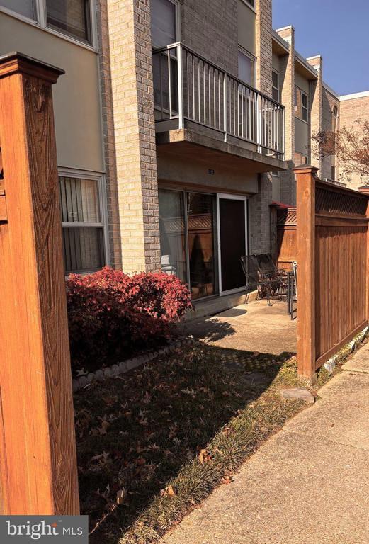 Building Photo - 2 Canterbury Square