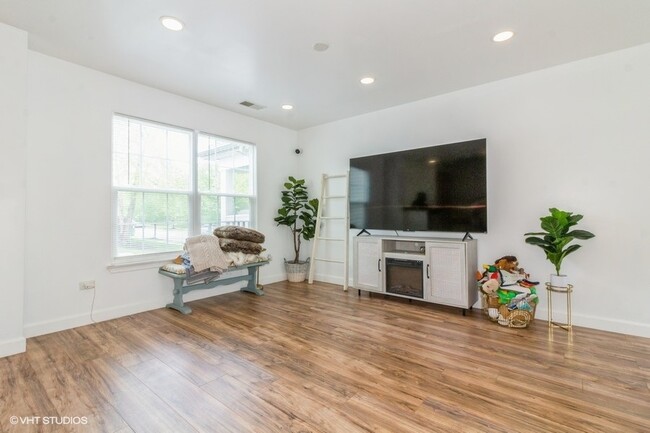 Building Photo - 3521 Silver Leaf Dr