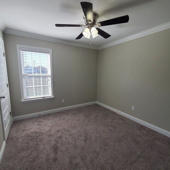 Building Photo - Spacious 4-Bedroom Home with Modern Featur...