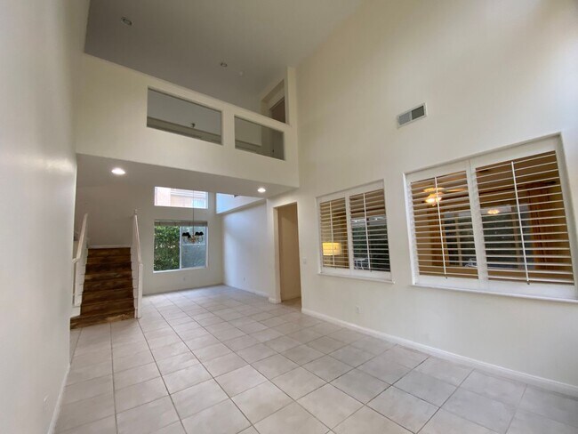 Building Photo - Desirable 5br3 car garage executive home b...