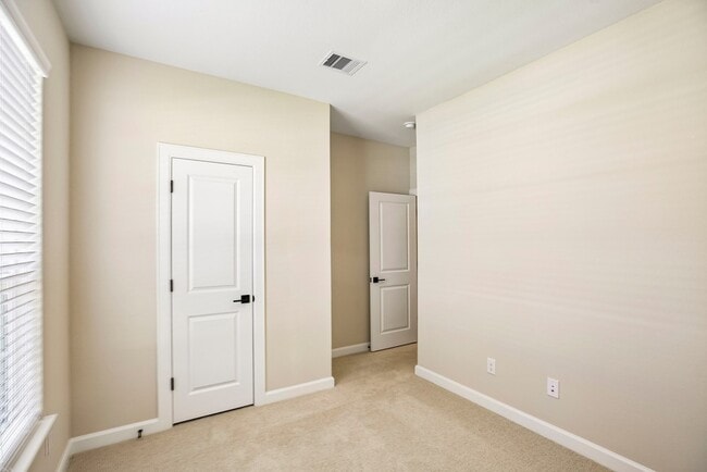 Building Photo - 3085 Sorrento Hl Dr