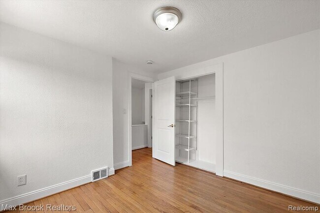 Building Photo - 1652 Graefield Rd