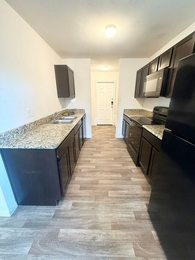 Building Photo - 3-bed/2-bath built in 2020!