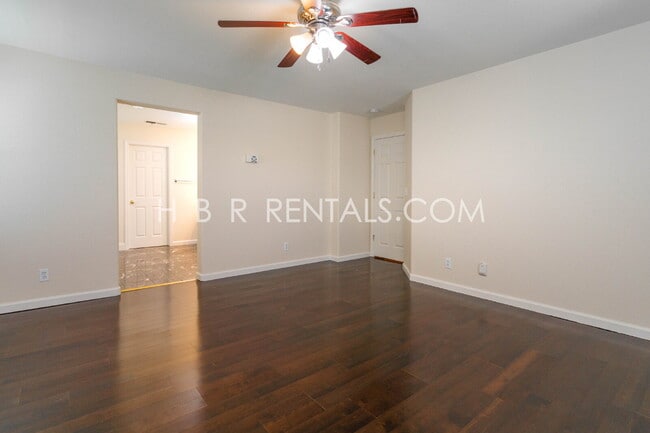 Building Photo - 803 Twin Oaks Dr