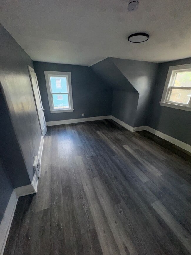 Building Photo - Charming 3-Bedroom Property in Prime Location (SECTION 8 VOUCHERS ACCEPTED)