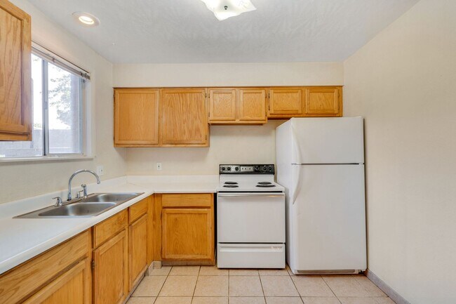 Building Photo - 2108 Applewood Rd