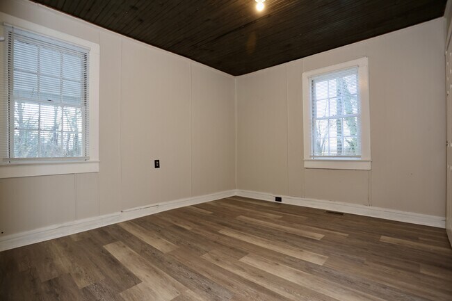 Building Photo - 634 W Bell St