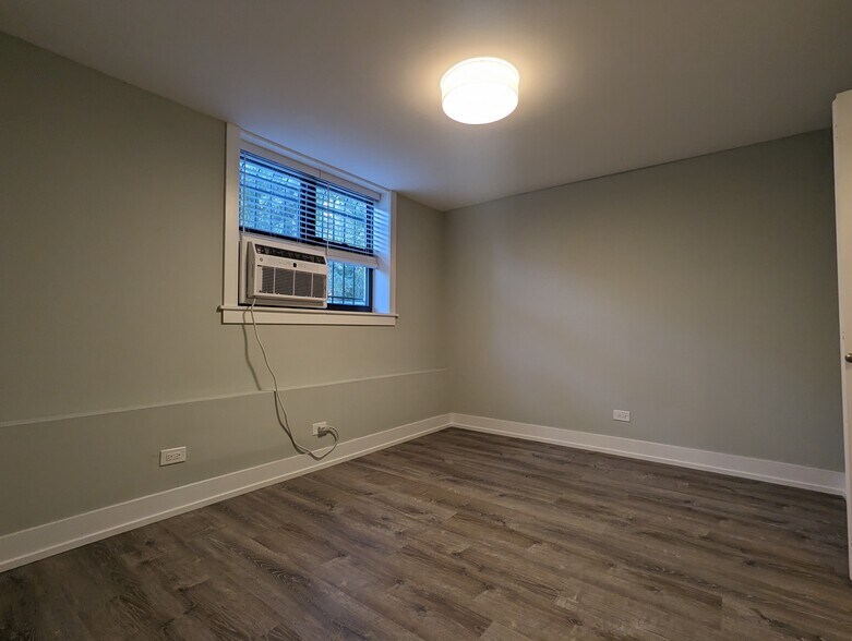 Building Photo - 456 W Barry Ave