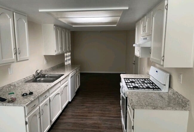 Building Photo - 2-bedroom 2 bath home with garage 55+commu...