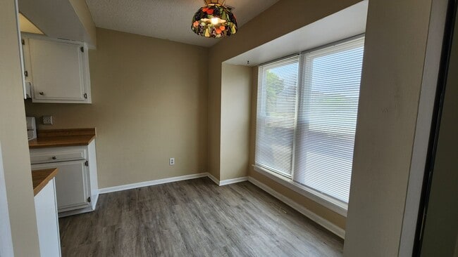 Building Photo - Nice 2-Story Townhome, Centrally located i...