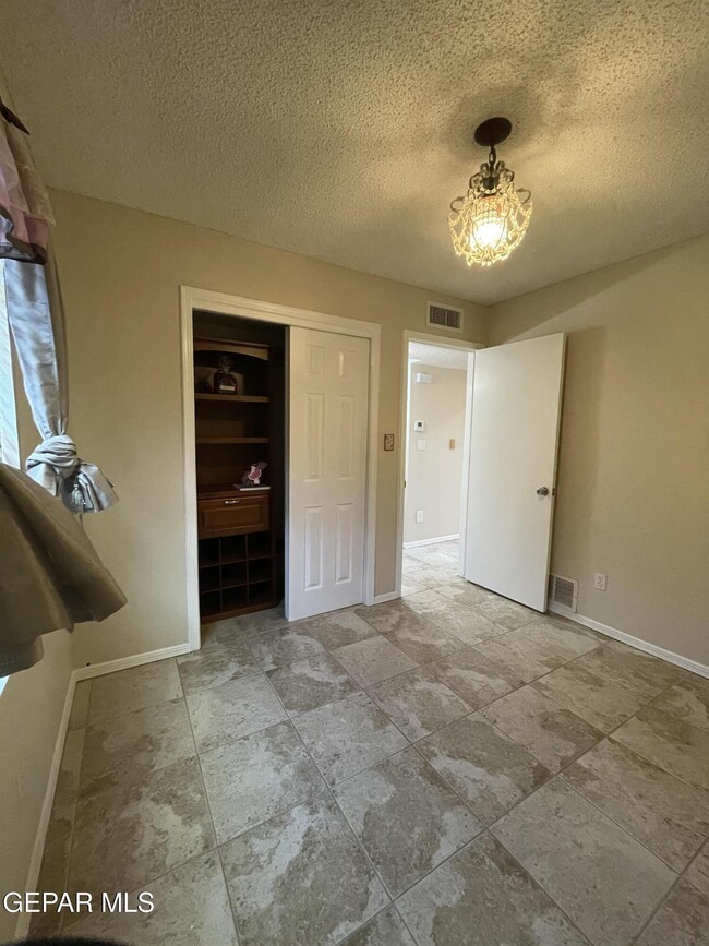 Building Photo - 5432 Thornridge Cir