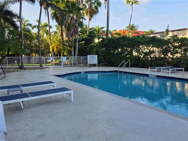 Building Photo - 1625 Kennedy Cswy