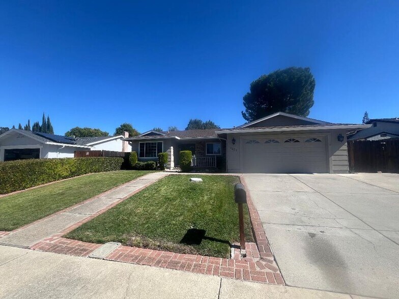 Primary Photo - 3421 Serpentine Dr