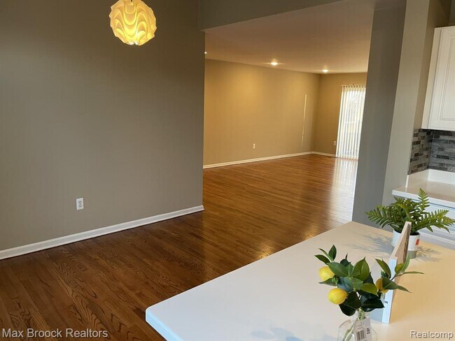 Building Photo - 924 Sandalwood Dr