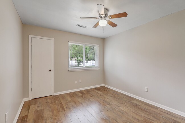 Building Photo - Gorgeous Family Home in Summerville!
