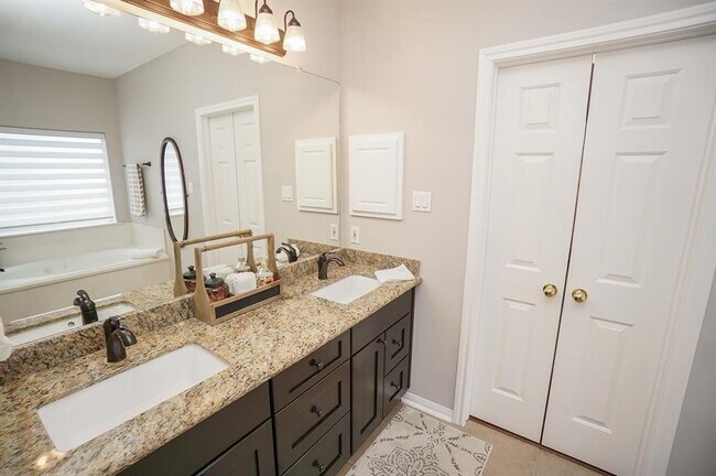 Building Photo - 16531 Village View Trail