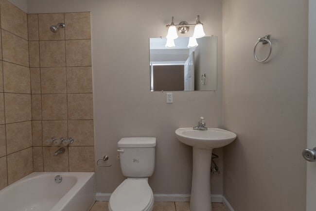 Building Photo - 4 bed/2 bath single-family home for lease ...