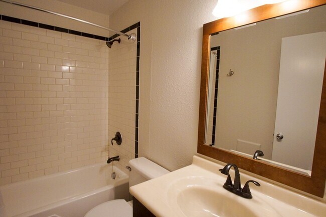 Building Photo - Nicely Renovated Townhome in Adorable Broo...