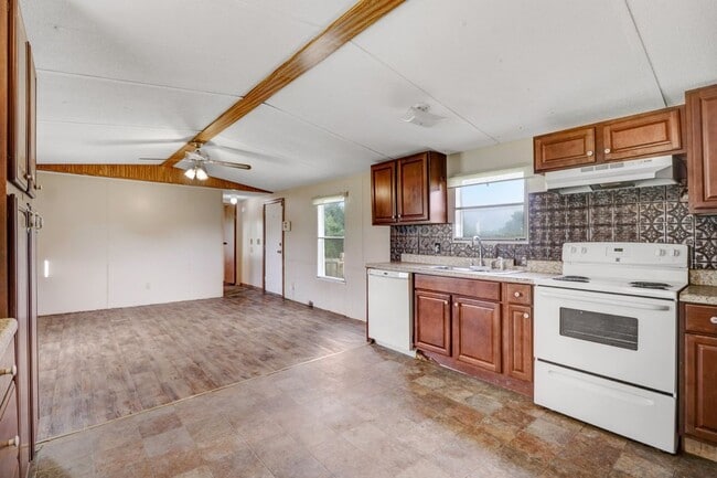 Building Photo - 2 BR, 2 BA Mobile Home w/ 2-Car Detached G...