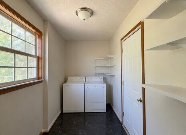 Building Photo - 3-Bedroom Home in Quiet Neighborhood Located in St. Robert, MO!