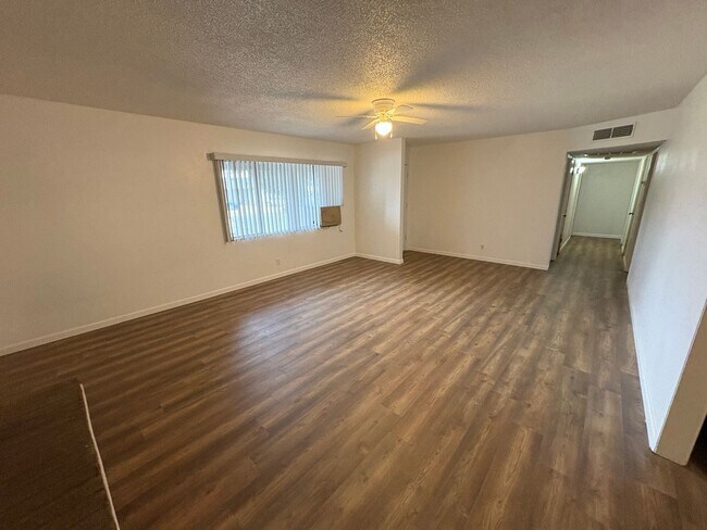 Building Photo - 690 W North Way