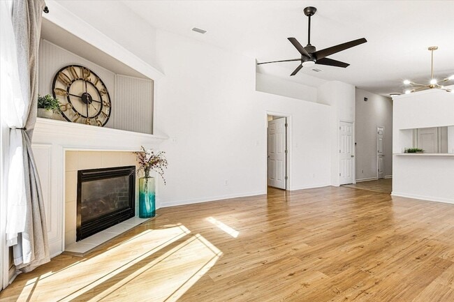 Building Photo - 335 Dreadnaught Ct